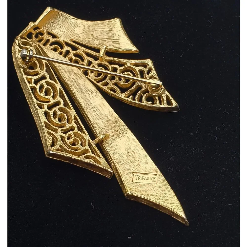 Trifari Brushed Gold Ribbon Brooch Swirl Modernist Pin Vintage 1960s 1970s